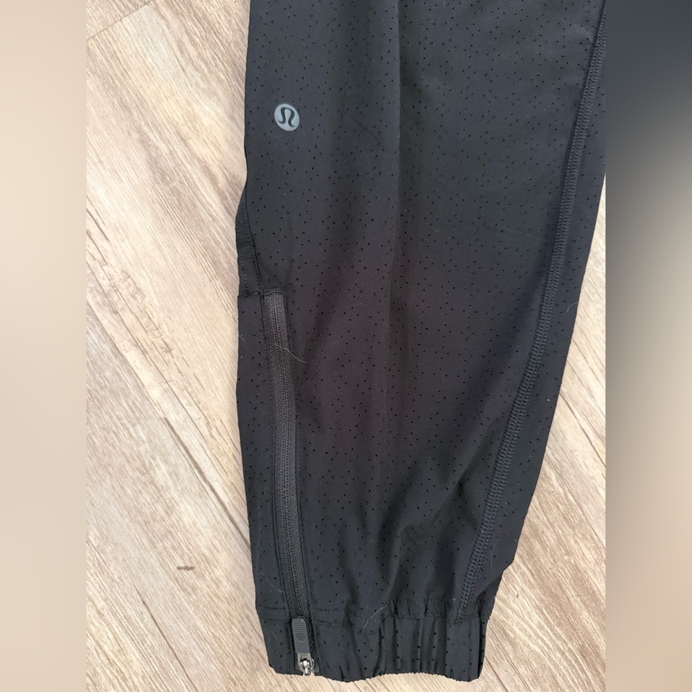 Lululemon Adapted State Perforated High-Rise Jogger black size 4 - Picture 4 of 6